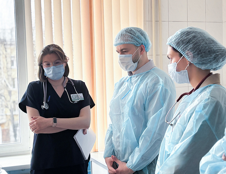 Федеральные эксперты помогают кузбасским врачам лечить тяжелых пациентов