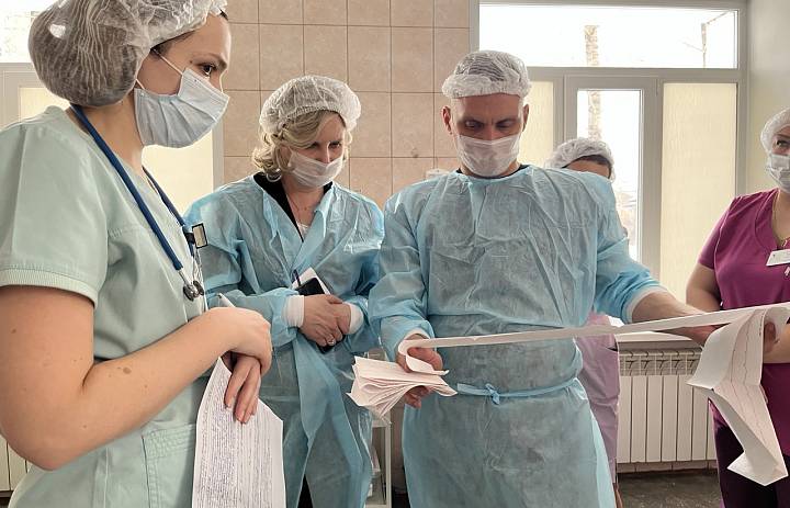 Эксперты из федеральных медицинских центров помогают лечить сложных пациентов в Кузбассе