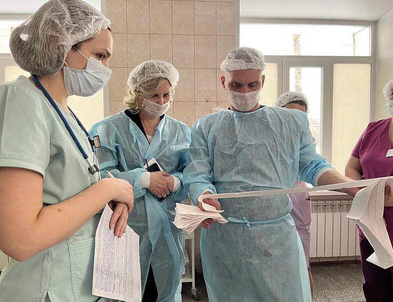 Эксперты из федеральных медицинских центров помогают лечить сложных пациентов в Кузбассе