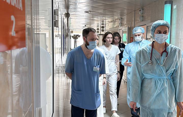 Федеральные эксперты помогают кузбасским врачам лечить тяжелых пациентов