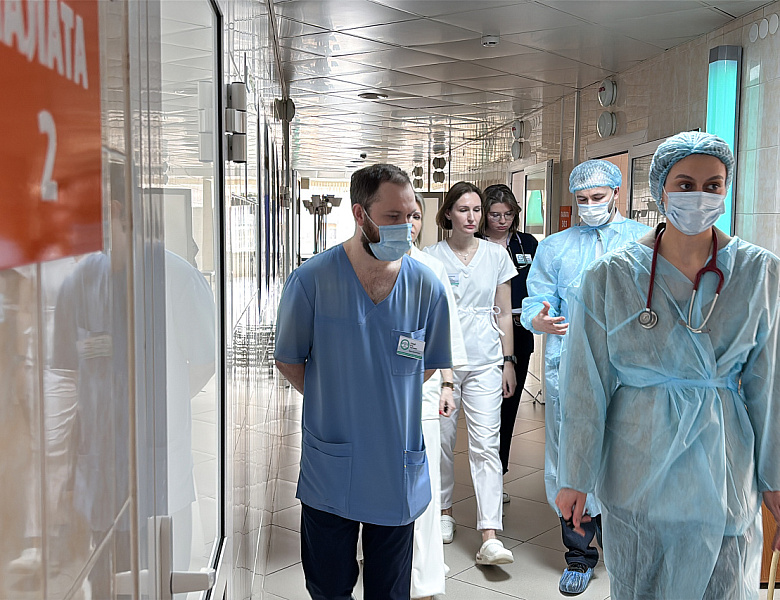 Федеральные эксперты помогают кузбасским врачам лечить тяжелых пациентов