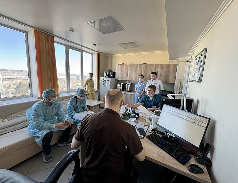 Федеральные эксперты помогают кузбасским врачам лечить тяжелых пациентов